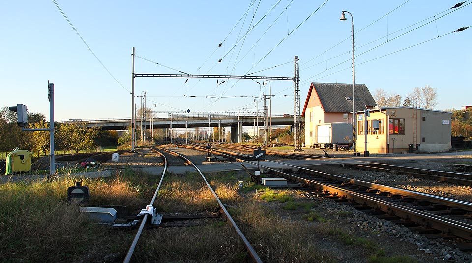 Výkolejka LVk1 před přejezdem do ulice a dělnické kolonie Slatinky.