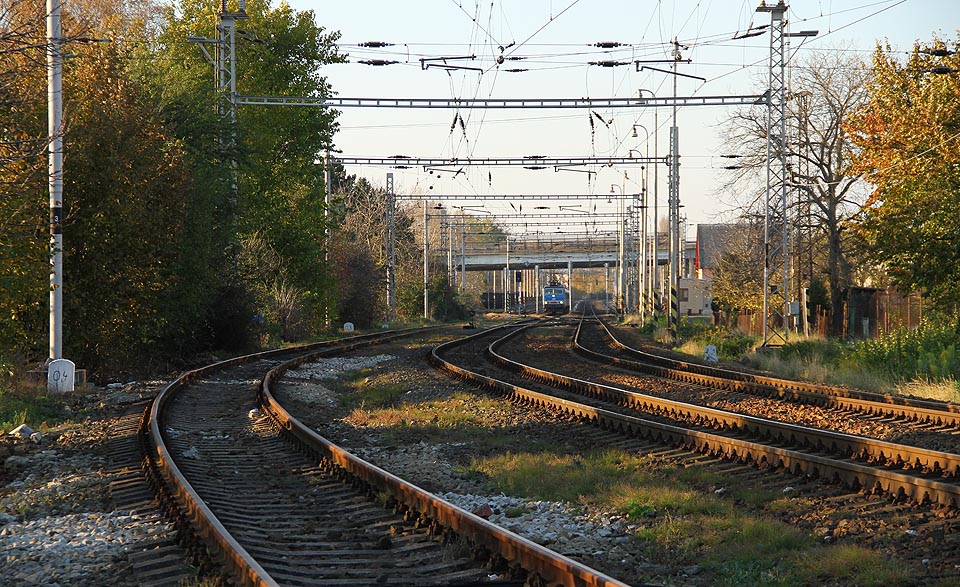Pohled k severozápadu na vlečku jdoucí rovnoběžně s drahou Brno - Veselí nad Moravou.