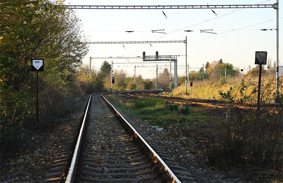 Pohled zpátky na vjezdová návěstidla stanice Brno-Slatina.