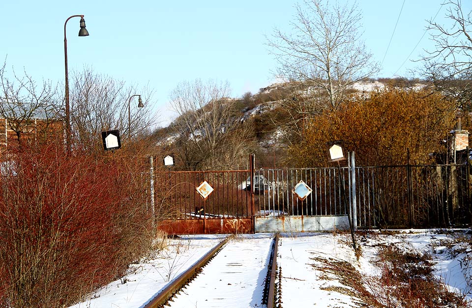 Druhou, původní, bránu do areálu spalovny (dříve Zetoru) lemují jako slepí strážci tři nesmyslné sklonovníky.