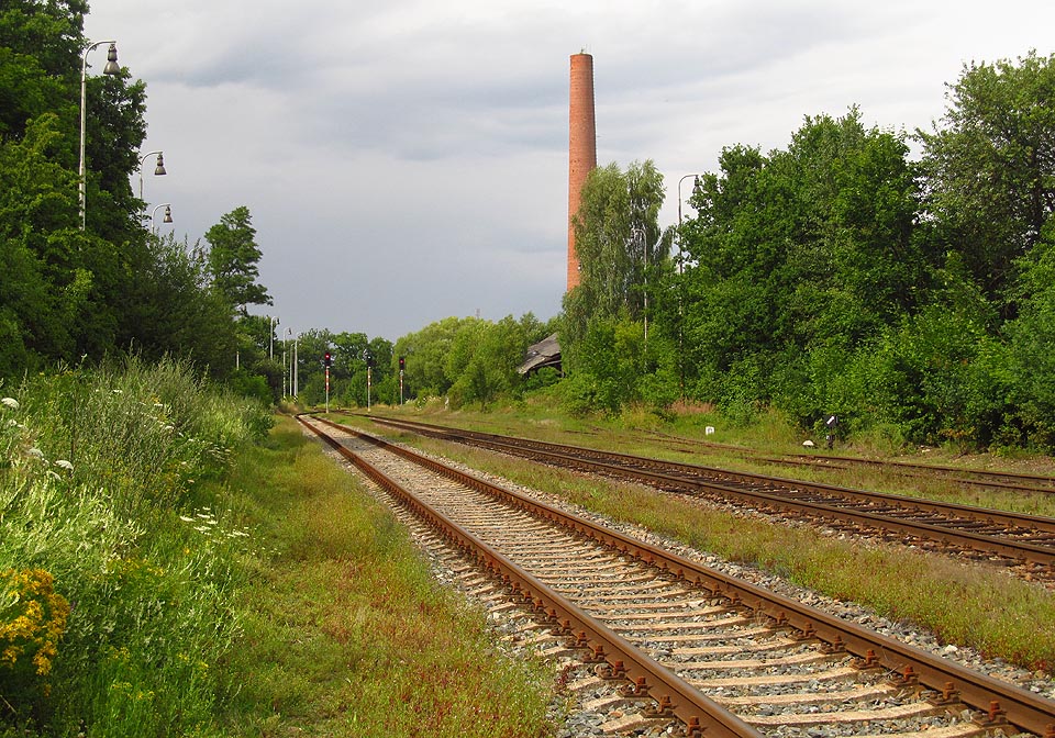 Za výhybkou J1, na které odbočuje vlečka, je v pozadí vidět komín rakovické vápenky.