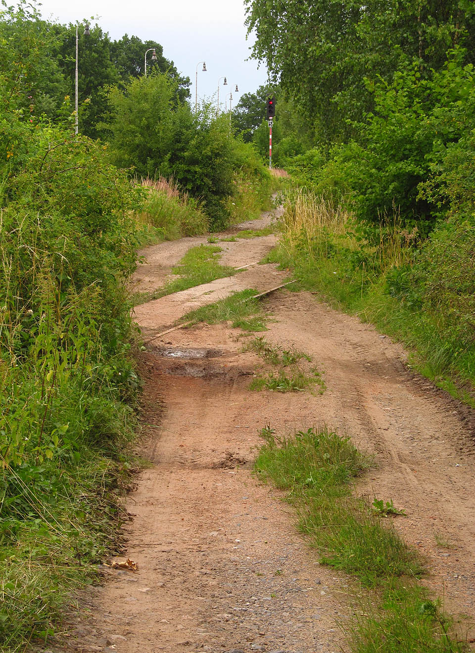 Křížení vlečky s polní cestou do Rakovic.