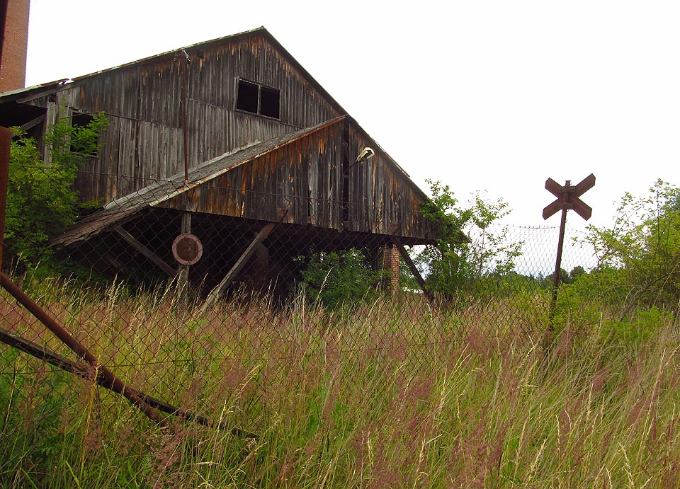 Pozor, železniční přejezd se zrušenou vlečkou bez závor!