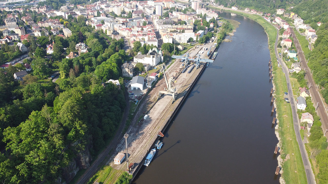 Na leteckém snímku je vidět vlevo od středu spojovací kolej, která se obloukem noří do tunelu v zeleni a následně v levé horní čtvrtině snímku její pokračování městem podél Wolkerovy ulice a železniční trati č. 072. Pod skálou v levé dolní části snímku je vidět výhybku č. 1, kterou spojovací dráha přechází ve vlečku přístavu. Vpravo od středu snímku je vidět jižní část kolejiště včetně portálových jeřábů a zcela vpravo na druhém břehu řeky pak železniční trať č. 090.