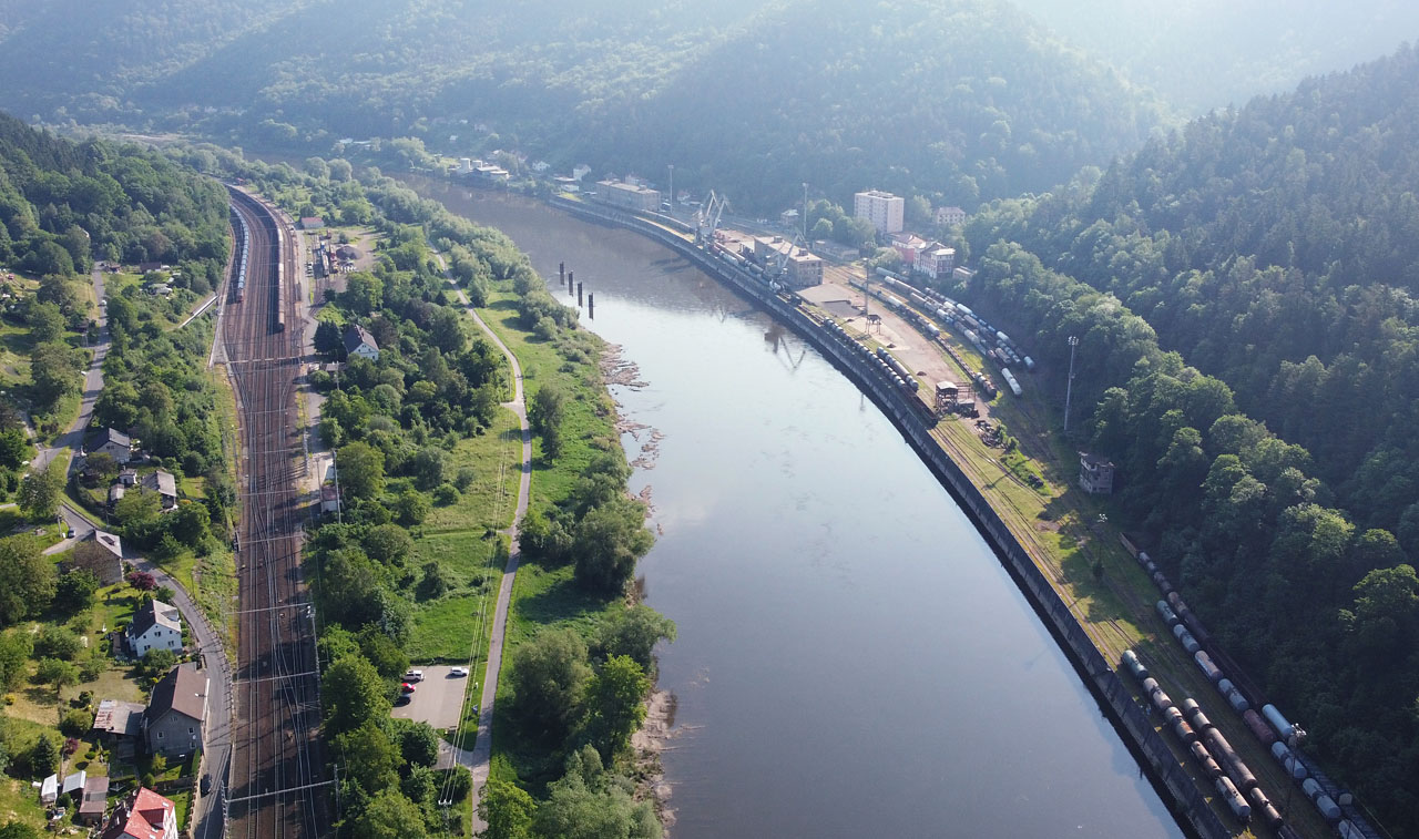 Vpravo od středu snímku je vidět hradlo, za kterým se od jihu vedoucí koleje rozvětvují v kolejiště až o šířce 11 kolejí vedle sebe.