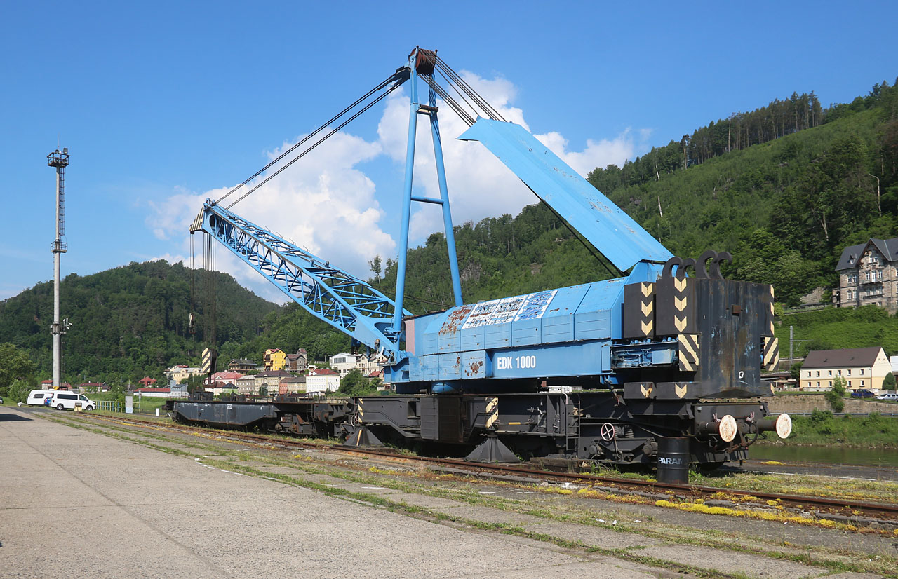 Malým klenotem vlečky je kolejový jeřáb EDK1000 stojící v nejjižnější části kolejiště.