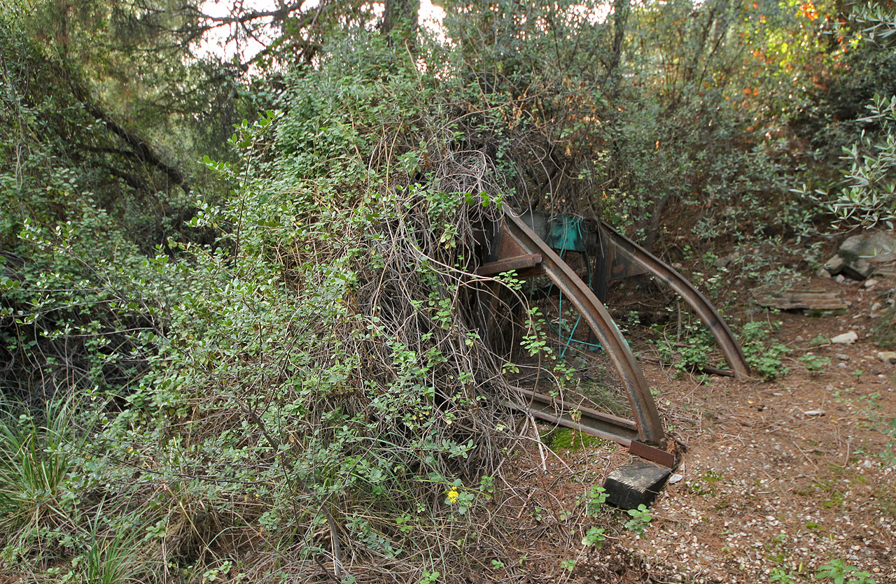 Ačkoliv lom stále existuje, vlaky už pod něj nikdy nepřijedou.