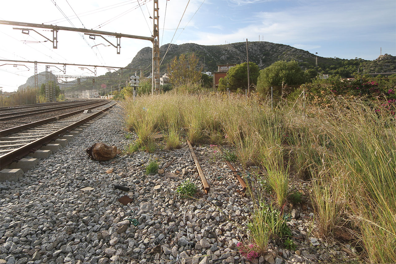 Při opačném pohledu (od Barcelony) směrem ke stanici Garraf byly v roce 2021 stále vidět obě koleje vlečky.