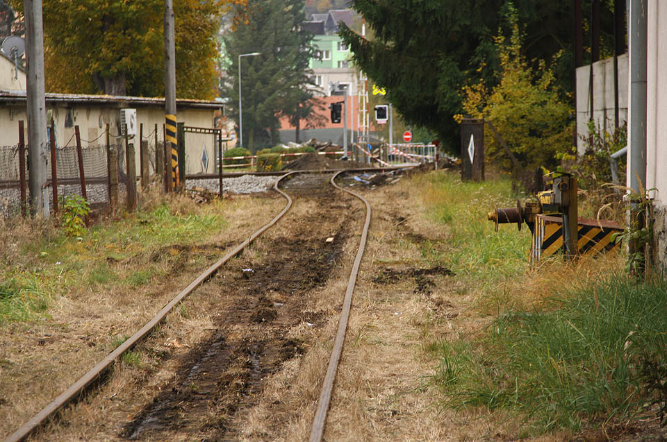 Pohled zpět od severovýchodu ke stanici Hanušovice a přejezd přes Pražskou ulici.