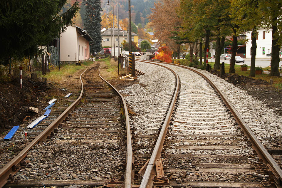 Vlečka do bývalého Slezanu je tvořena jedinou kolejí rovnoběžnou se železniční tratí.