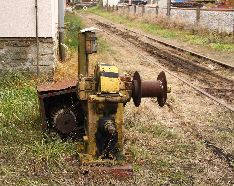 Posun na krátké vlečce byl zajišťován motorizovaným lanovým navijákem s možností nasazení ruční kliky.
