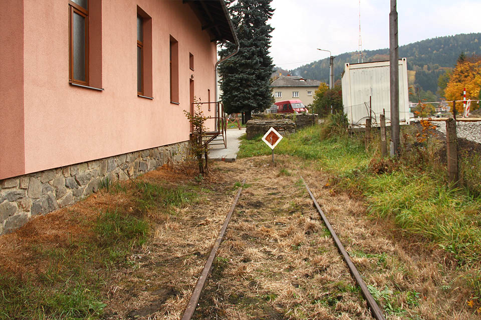 To je konec, dál koleje ani areál továrny nepokračují.