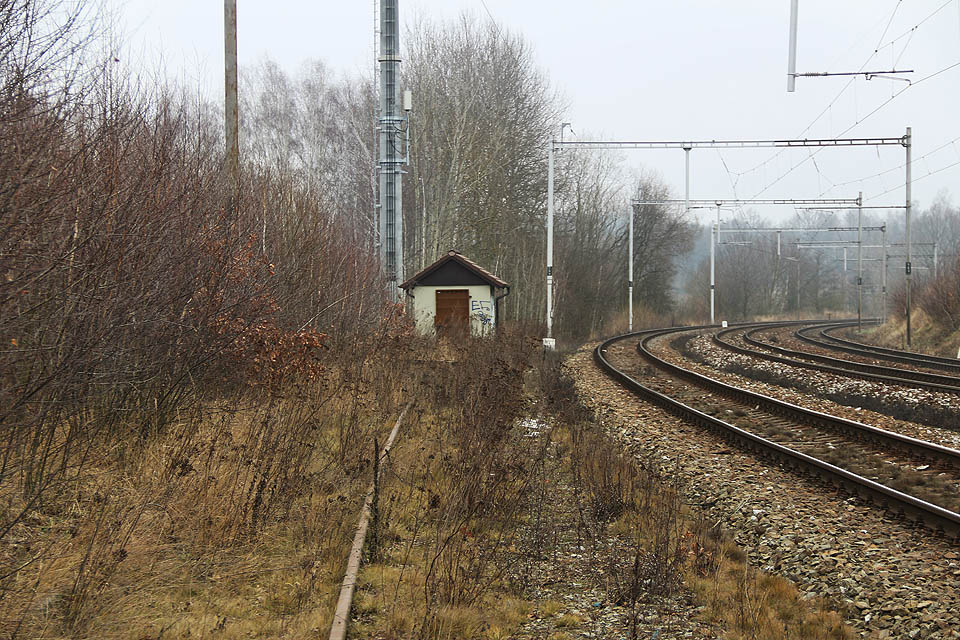Na severním konci není kusá kolej ani označena návěstí. Končí tam, kde její zbytek vytrhali při stavbě vysílače ETCS.