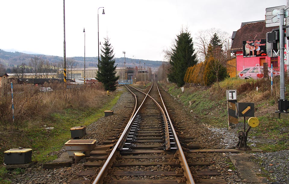 Odbočení vlečky na západním zhlaví (vpravo kolej vedoucí do zastávky Lipová Lázně zastávka).