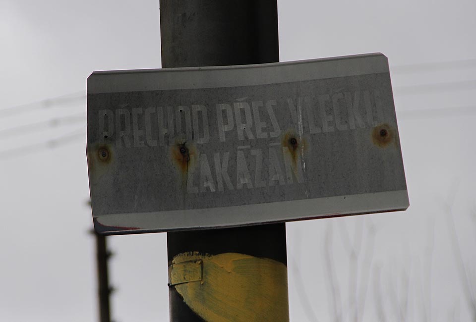 Přechod přes vlečku je zakázán.