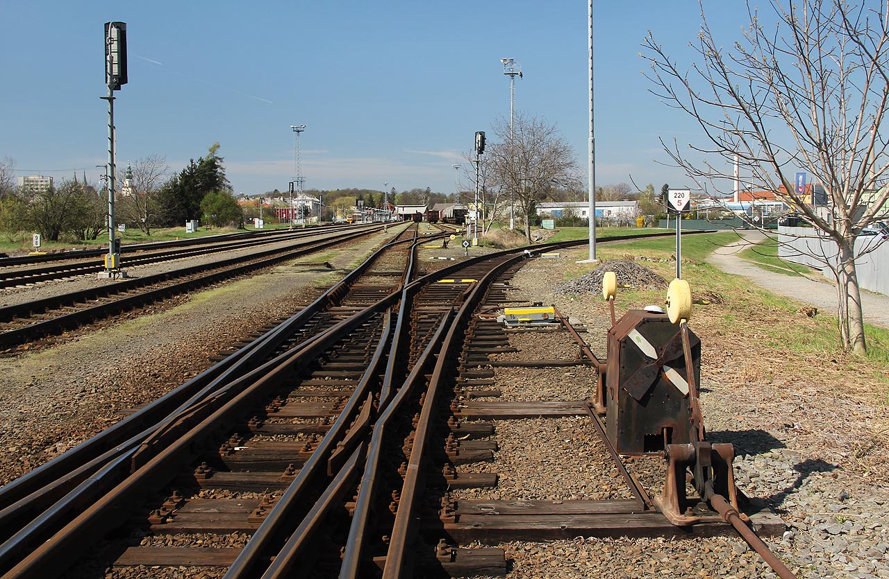 Křižovatková (anglická) výhybka 5, strana a, b, stanice Kroměříž. Vlečka do sila společnosti Navos odbočuje doprava a klesá k bráně areálu.