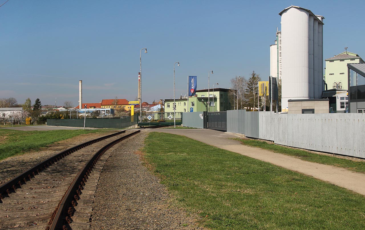 Vjezd do areálu sila a skladů zemědělských plodin společnosti Navos v Kroměříži.