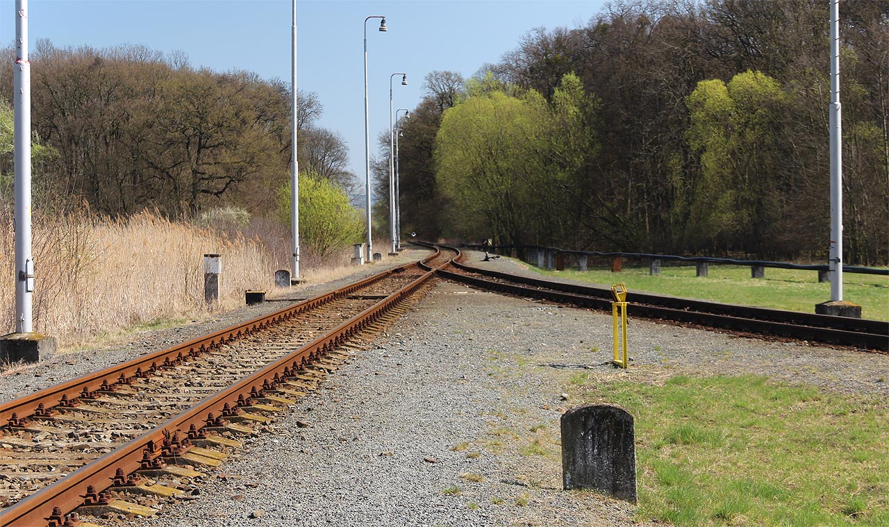Vlečka končí na východní straně úvraťovou kolejí a výhybkou S2, od které její kolej pokračuje k jihu do areálu sladovny.