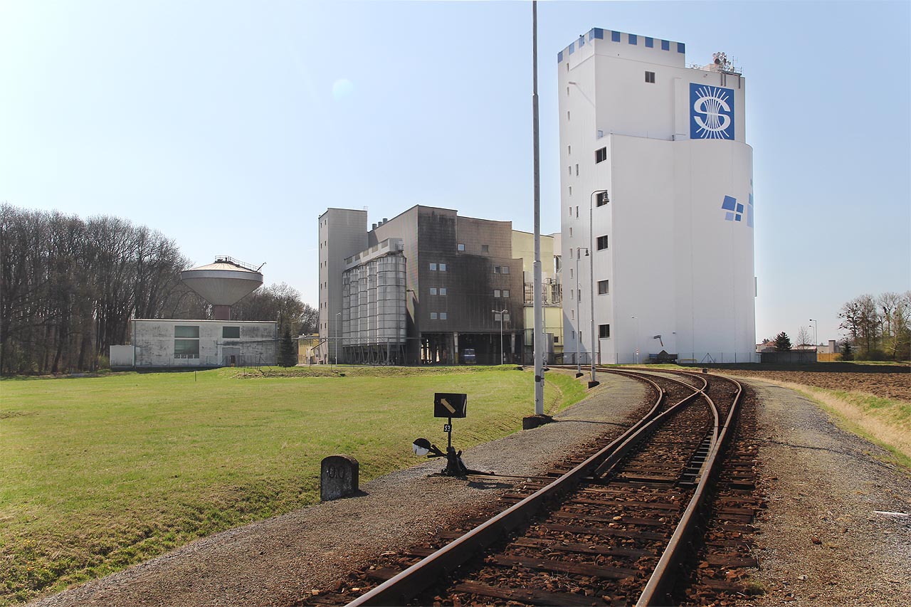 Na výhybce S3 opodál se kolej rozděluje na dvě, procházející samostatně branou do areálu sladovny.