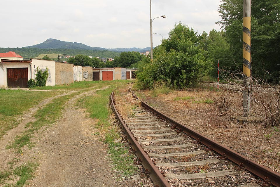 U garáží mezi zastávkou Litoměřice Cihelna a stanicí Litoměřice horní nádraží zůstává osiřelá kolej vlečky do mrazíren. Postupně zarůstá smutkem a trávou.