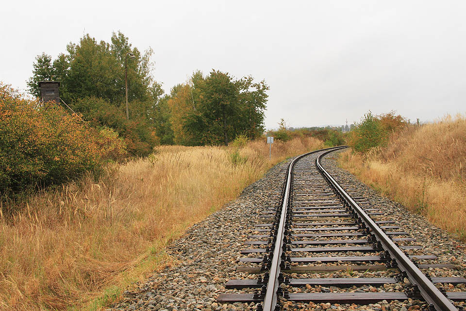 Vlečka se původně větvila na mnoha místech. první odbočení se nachází přibližně v km 3,0 na místě uprostřed polí.