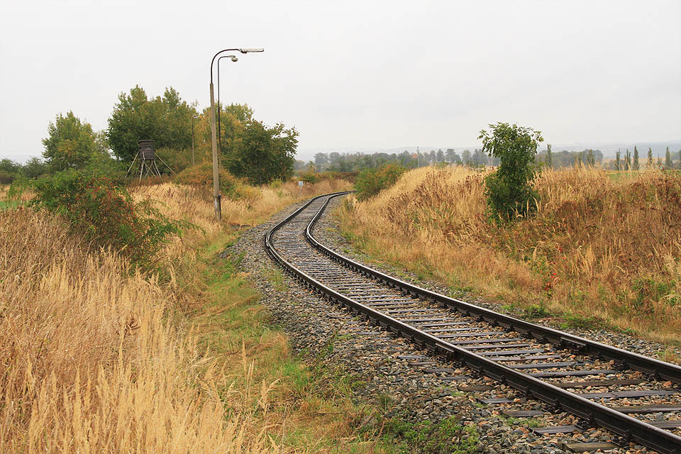 Od roku 2005 jsou nicméně obě výhybky a dvojice kusých kolejí vytrhané. jediným svědkem někdejší odbočky jsou rezavějící stožáry osvětlení.