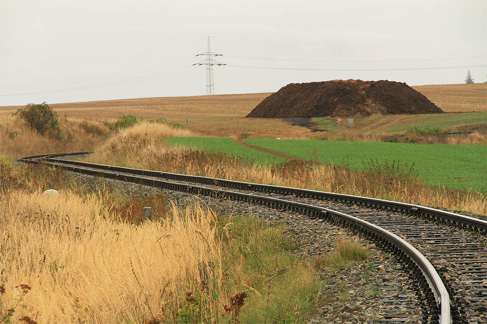 Vlečka se dál šine táhlými oblouky k hřebeni.