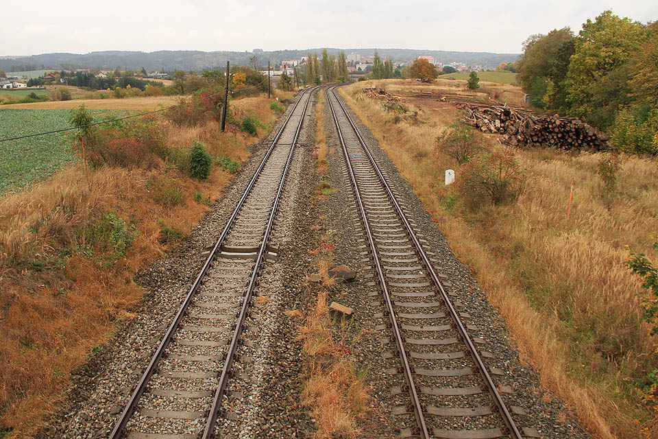 Pohled zpět ke stanici Náměšť nad Oslavou. Rozlišit vlečku od trati je možné jen podle lesku kolejnic.