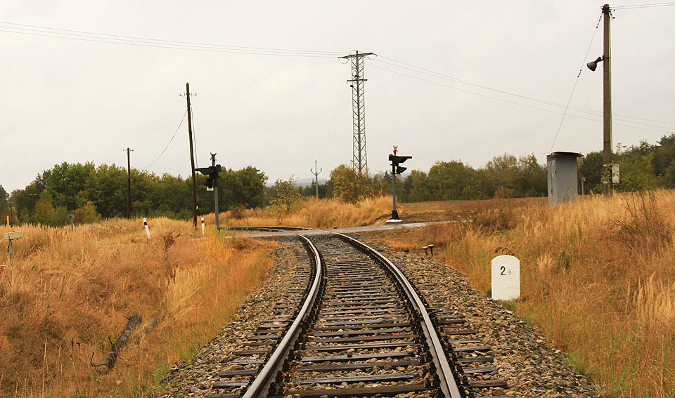 Přejezd se silnicí do Vícenic je osazen světelným zabezpečovacím zařízením. Nachází se ve stoupání 20 ‰.