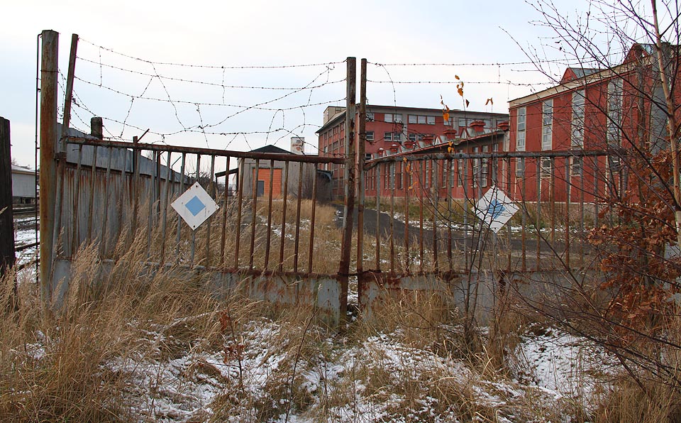 Brána areálu na severní spojující koleji.