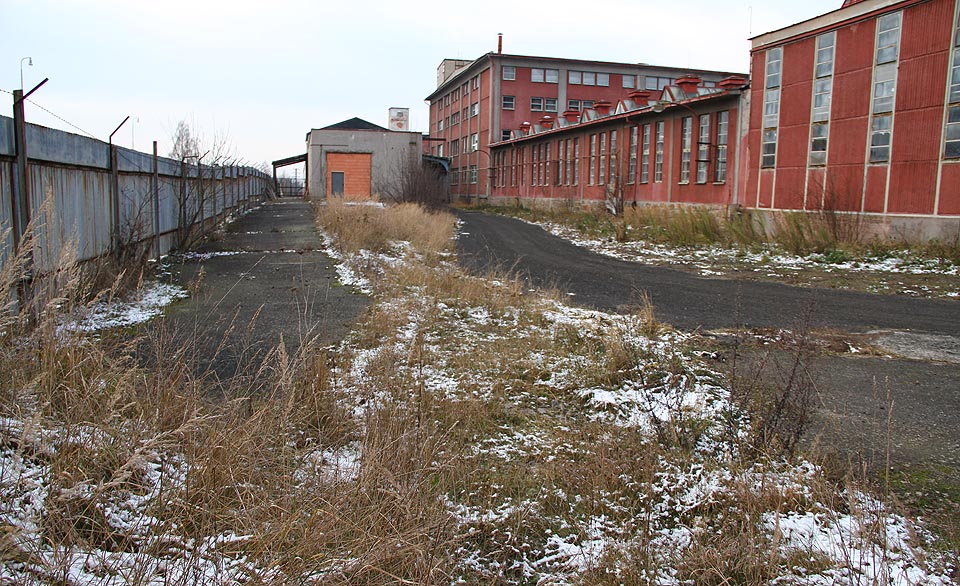 Za branou je na konci roku 2014 kolej již snesena.