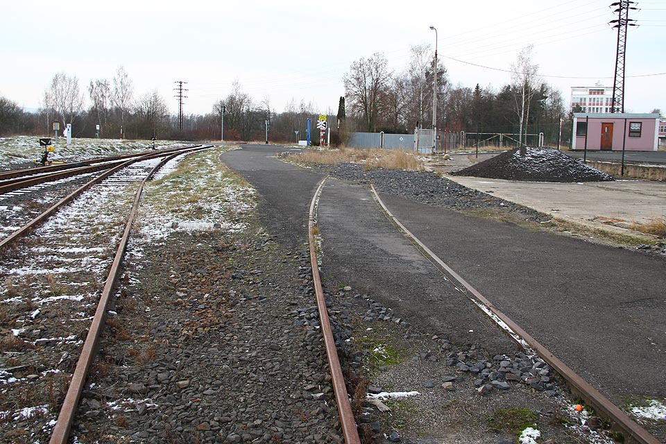Jižní spojka odbočující souběžně s tratí do Chodova.