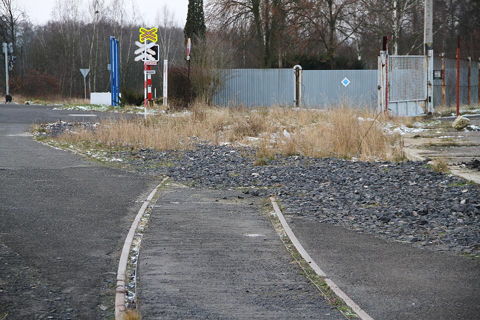 Také zde byly koleje sneseny dříve, než se vlečka dožila 100 let.