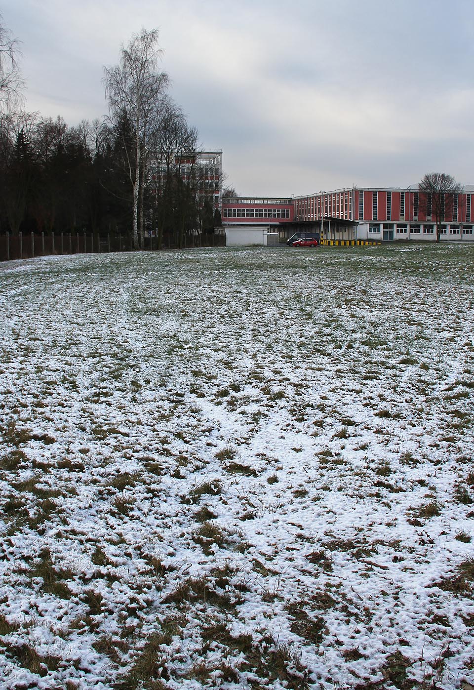 Tudy vedla hlavní vlečková kolej - zaorané koleje dnes kryje neporušený trávník.