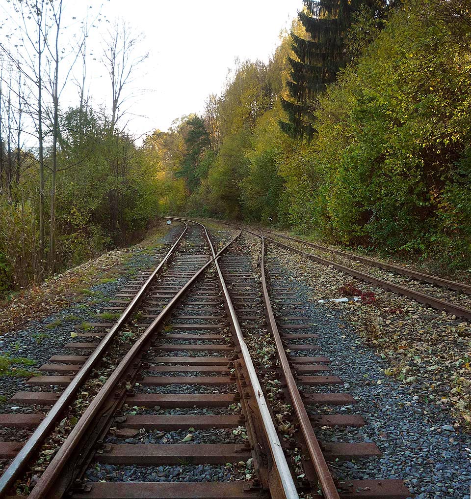 Severní (Mikulovické) zhlaví stanice Ondřejovice v roce 2010. Pozůstatek vlečky je vidět vpravo blíže fotografovi, koleje jsou viditelně nepojížděné.