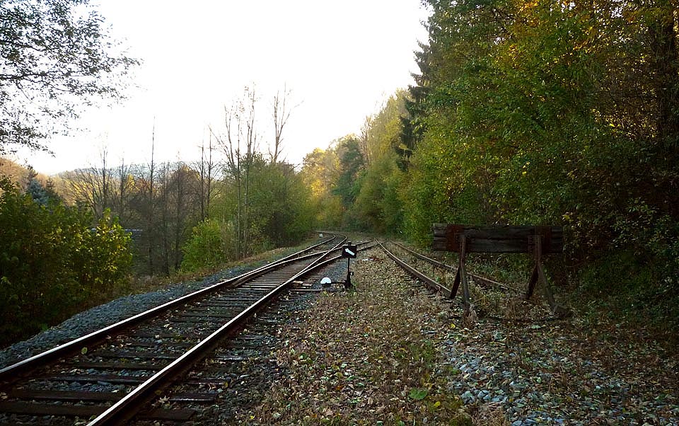 Vlečka byla vytrhána někdy před rokem 2009, v říjnu roku 2010 byla jizva v krajině ještě dobře patrná.
