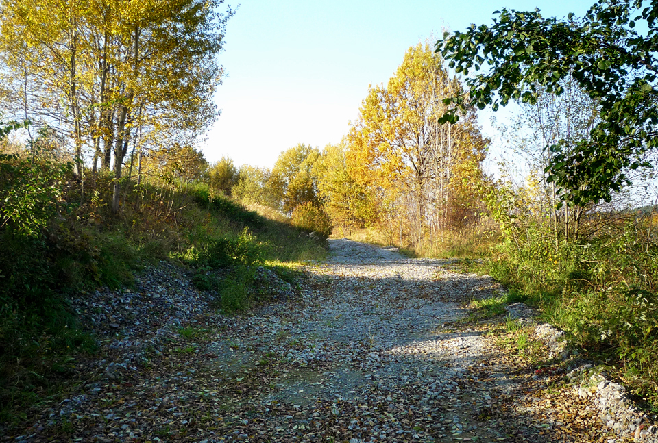 Čerstvě vytrhaná vlečka v úseku od nádraží k Muně.