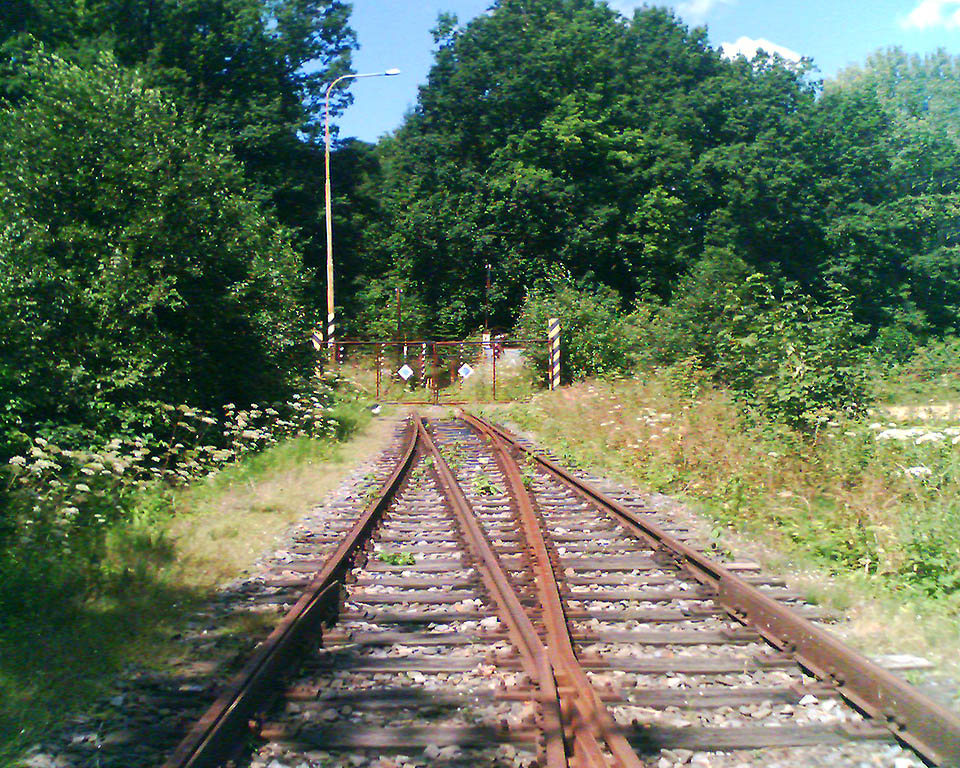 Na fotografii z roku 2005 je dobře vidět odvratná kolej (vpravo) a zlověstně vyhlížející vjezd do areálu.