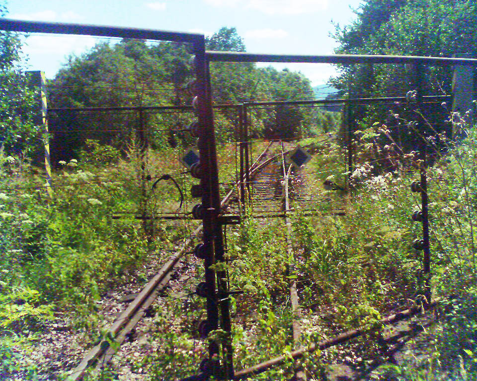 Pohled zevnitř na elektrický plot s vysokým napětím. Nyní snad, doufejme, již vypnutý.