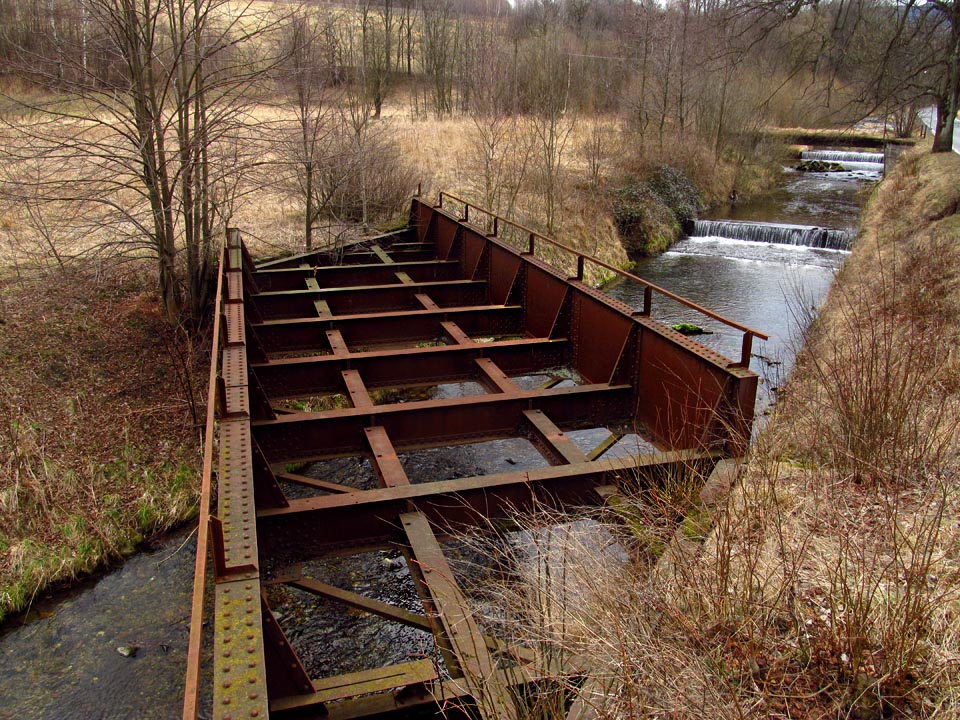 Vlaky už přes hranice jezdit nebudou; v současnosti využívají při svých příležitostných cestách do Polska most odvážní chodci.