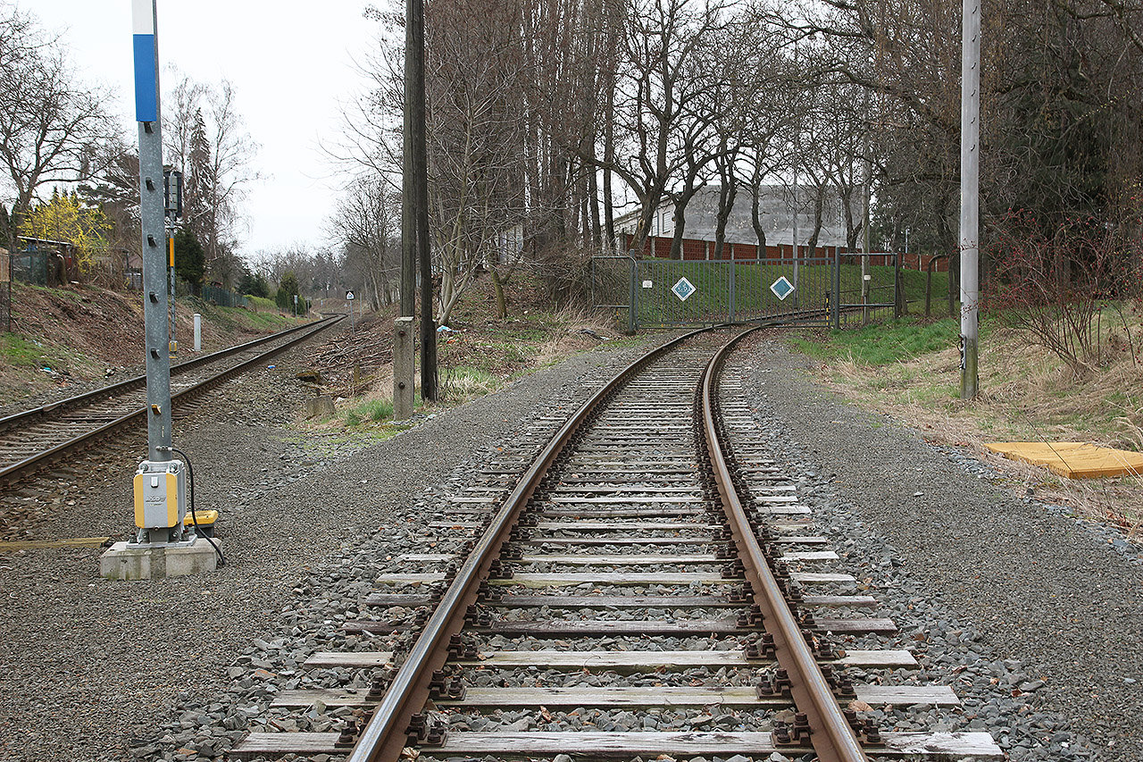 Vlečka hned za výhybkou stoupá do areálu. Sklonovník ovšem na místě také chybí.