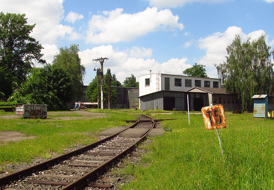 Vlečka do skladu Raven je netypická křížením dvou kolejí pod poměrně tupým úhlem uvnitř areálu.