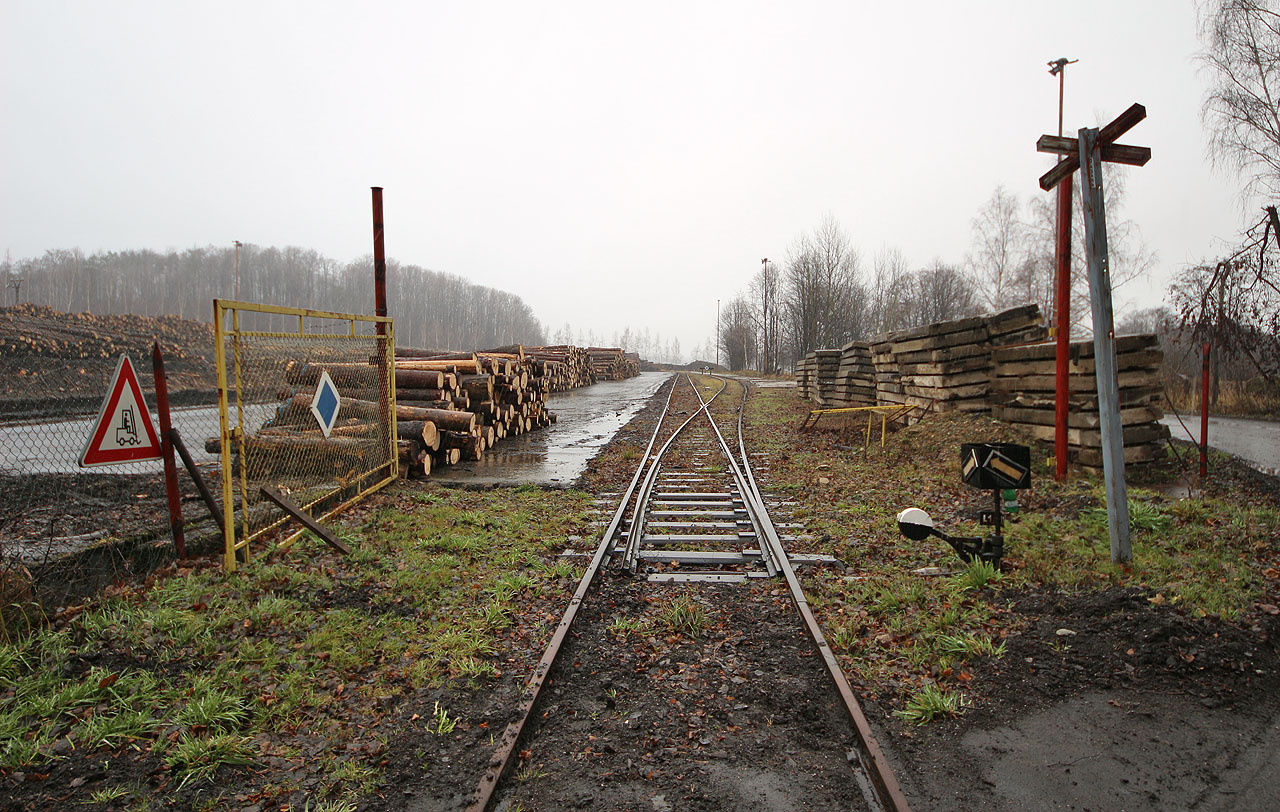 V dálce je vidět zarážedlo pravé koleje, která se původně připojovala zpět k levé koleji, dnes však končí slepě.