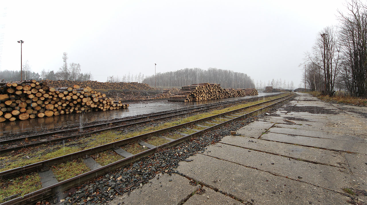 Zpevněná plocha pro vykládku a nakládku. Tady kdysi stála mohutná tepelná elektrárna Sandhýbl.