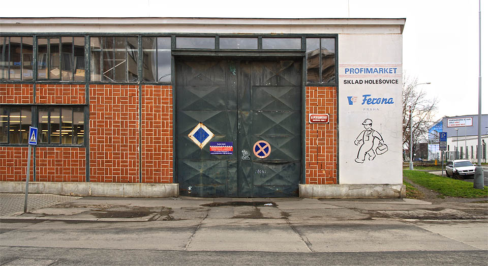 Z koleje vlečky do Ferony už nezbylo prakticky nic. Na plechových vratech je ale stále vidět modrý čtverec návěsti posun zakázán.