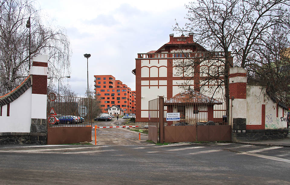 Tudy procházela vlečka ze středu Jankovcovy ulice přímo do horní části přístavu a do nákladového nádraží Praha-Holešovice Vltava.