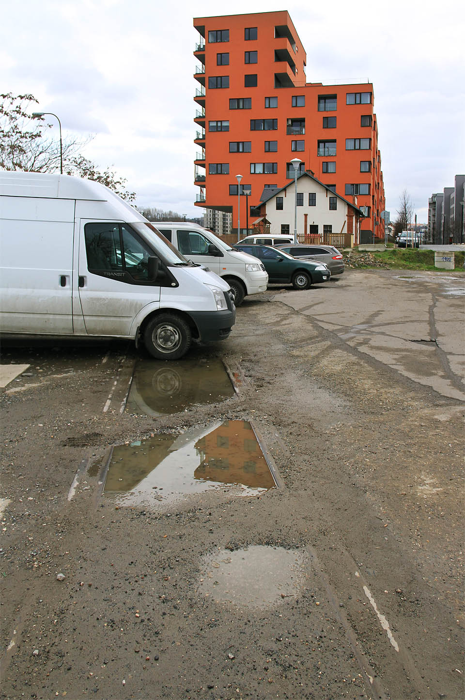 Poslední neveselé zbytky nákladového nádraží Praha-Holešovice Vltava se krčí pod stěnami moderních domů.