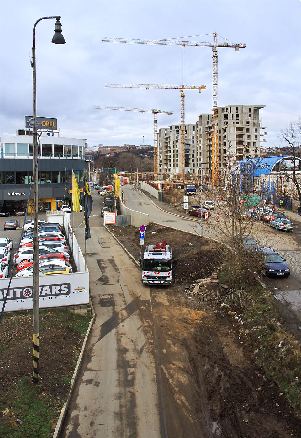 Také při pohledu z Libeňského mostu najde pásy kolejí v budovatelském chaosu už jen oko zkušeného železničního archeologa. Nádražní lampy ale snad ještě pár dnů na místě zůstanou…