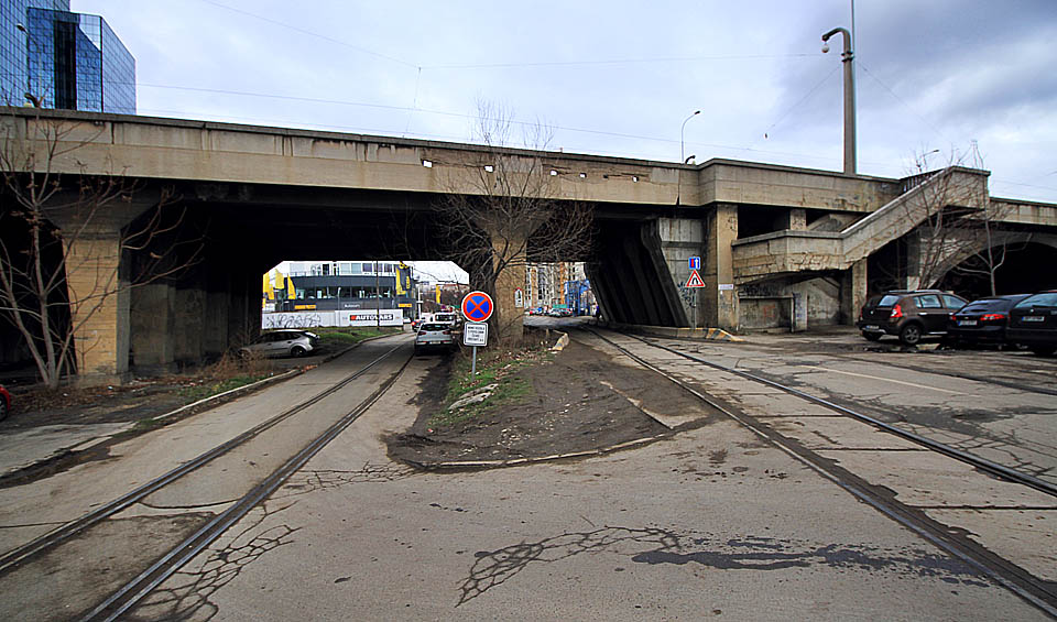 Úvraťová odobčka do dílčího systému vleček na úzké kose mezi Vltavou a přístavem (kolej vpravo). Každá kolej podcházela Libeňský most v jiné výškové úrovni.