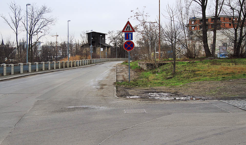 Nejzazší úsek vlečky po zrušení propojky k jatkám a do jižní části stanice Praha-Bubny. U nákladové rampy vpravo končila kolej ještě v roce 2004.